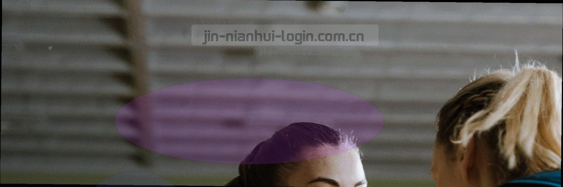 深色球场中圈线条与金色粒子向四周扩散的抽象横幅，象征多年赛事数据的持续积累
